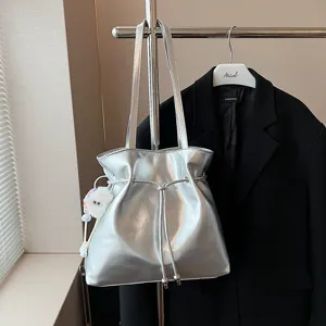Damen Mode PU Leder Tote Bag Große Kapazität Lässige Umhängetasche Kordelzug Beuteltasche Mit Plüsch Anhänger