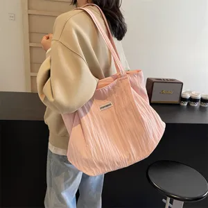 Lässige rosa plissierte Canvas Umhängetasche große Kapazität Pendler Shopper für Damen.