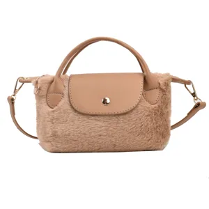 Schicke flauschige Handtasche in Khaki für Damen, elegante Umhängetasche mit Griff und Gurt.