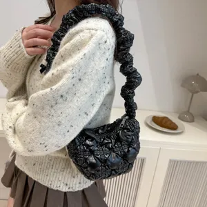 Schwarze gesteppte Umhängetasche Damen Wolle Knödel geraffte Handtasche lässig leicht Alltag