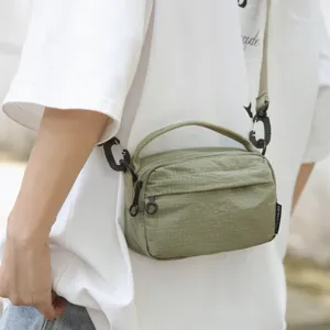 Lässige Nylon Umhängetasche für Damen, leichte, wasserdichte grüne Tasche im Detail.