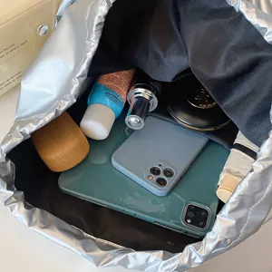 Silberner metallischer Kordelzug Rucksack Detail mit grosser Kapazitaet fuer den taeglichen Alltag.