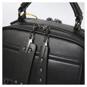 Nahaufnahme Detail der schwarzen Leder Umhängetasche mit Metall Reißverschluss Nieten.