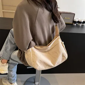 Lässige Nylon Umhängetasche für Damen, leicht und mit großem Fassungsvermögen für den Alltag.