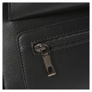 Nahaufnahme einer schwarzen Ledertasche mit feiner Textur und robustem Metallreißverschluss.