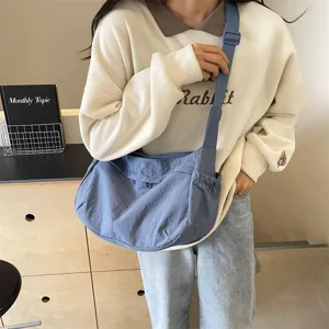 Lässige Nylon-Umhängetasche Detail, leichte Alltagstasche mit verstellbarem Riemen.