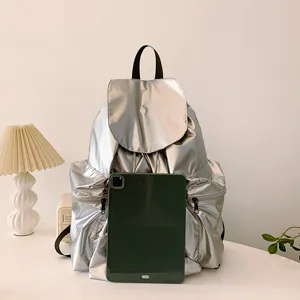 Silberner metallischer Freizeit Rucksack Damen, grosse Kapazitat Schultertasche mit Kordel.