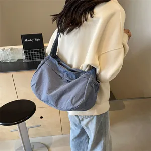 Lässige Nylon Umhängetasche für Damen, leicht, großer Kapazität und perfekt für den Alltag.