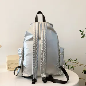 Einfarbig silberner Metallic Rucksack mit schwarzen Schultergurten fuer den Alltag und Freizeit.