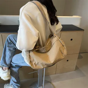 Detailaufnahme einer lässigen Nylon-Umhängetasche an einem Model mit großem Stauraum.