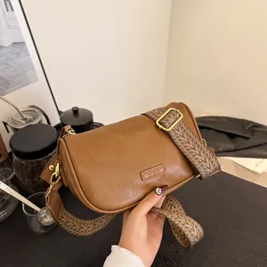 Vintage braune Umhängetasche für Damen, stilvolle Hobo-Tasche mit breitem gewebtem Gurt.
