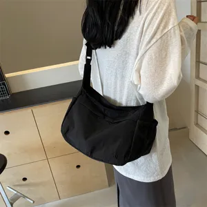 Lässige schwarze Nylon Umhängetasche, leicht, vielseitig, grossvolumige Alltagstasche für Damen.