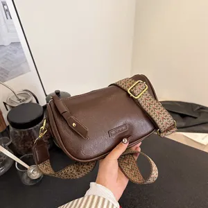 Vintage braune Umhängetasche für Damen mit ethnischem Gurt, retro Schultertasche.