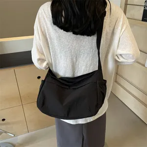 Schwarze Nylon Umhaengetasche fuer Damen, leichte laessige grosse Schultertasche fuer den Alltag.