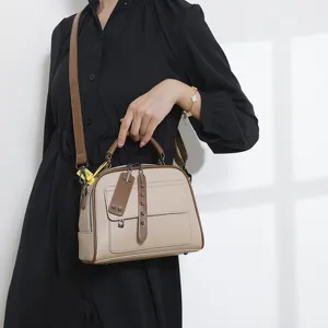 Elegante beige Damen Umhängetasche mit braunem Henkel für den täglichen Gebrauch