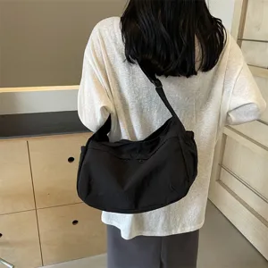 Lässige schwarze Nylon Schulter-Crossbody-Tasche für Damen, leicht und mit großem Fassungsvermögen.