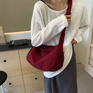 Nylon Umhängetasche Detail zeigt das stilvolle dunkelrote große Kapazität Schulterdesign.