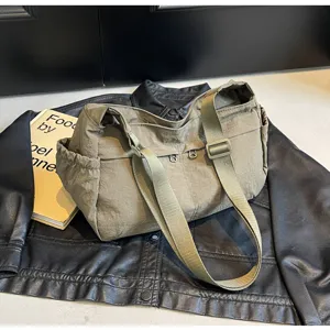 Lässige Nylon Umhängetasche für Damen, leicht, große Kapazität, praktische Alltags Tasche.