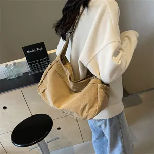 Lässige Nylon Umhängetasche für Damen, leicht, großes Volumen, einfarbige Freizeittasche.