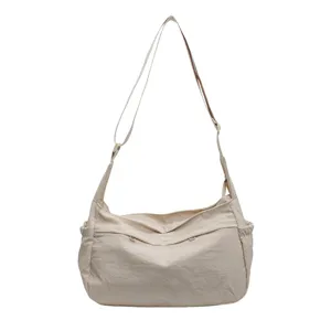 Lässige Nylon Umhängetasche für Damen, leichte Tasche mit großem Volumen, einfarbig im Alltag.