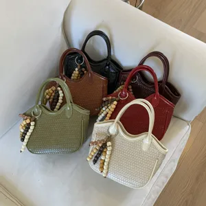 Geflochtene Eimer Handtasche für Damen, Vintage Shopper mit Perlenanhänger, schicke Umhängetasche.