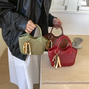 Vintage geflochtene Beuteltasche mit Perlenanhänger, stilvolle Lederhandtasche für Damen.