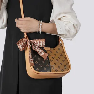 Schicke Damen Sattel Umhängetasche mit Monogramm Print, Schleife für mode Alltag.