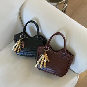 Retro geflochtene Beuteltasche für Damen, stilvolle Handtasche mit dekorativen Holzperlen.