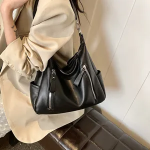 Detailansicht der eleganten schwarzen Damen-Großraum-Schultertasche mit Reißverschlüssen.