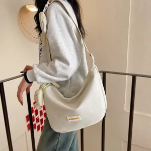 Lässige weiße Nylon-Umhängetasche Detail, stilvolle Beuteltasche für Pendeln und Studenten.