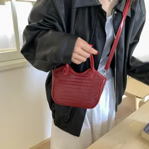 Rote gewebte Lederhandtasche Detailansicht, stilvolle Umhaengetasche fuer Damen Alltag.