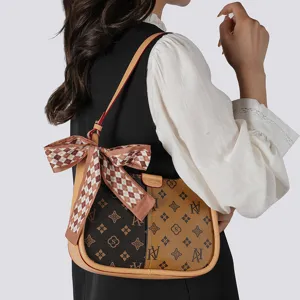 Schicke Damen Umhängetasche mit Monogramm Muster, eleganter Schleife und stilvollem Design.