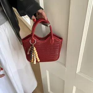 Rote gewebte Mini-Handtasche mit Perlenquaste, stilvolle Vintage-Eimer-Tasche für Damen.