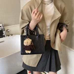 Schicke, vielseitige Umhängetasche für Damen mit süßem Bärenanhänger für Herbstlook.