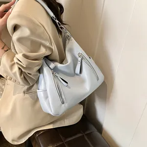 Hellblaue Damen Umhängetasche aus weichem Leder, modische Hobo Bag mit Reißverschlüssen.