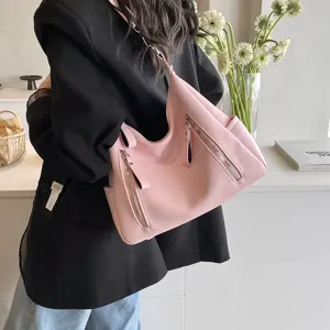 Modische rosa slouchy Umhängetasche für Damen, großer Shopper mit seitlichen Reißverschlüssen.