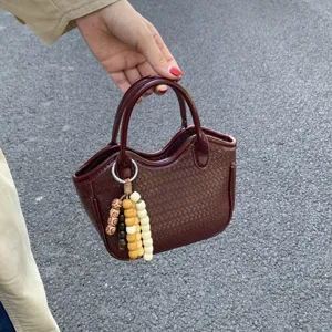 Dunkelrote gewebte Handtasche für Damen, Vintage Eimer Tasche mit Perlen Anhänger für Alltag.