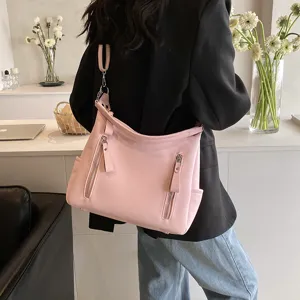 Detailansicht der rosa Damen Schultertasche mit grossem Volumen, stilvolles Retro Design.