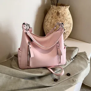 Rosa slouchy Umhängetasche Detail mit weichem Leder, Fronttaschen mit Reißverschluss und Beschlägen.