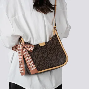 Modische braune Monogramm Umhaengetasche Satteltasche mit hellem Lederbesatz und Schal.