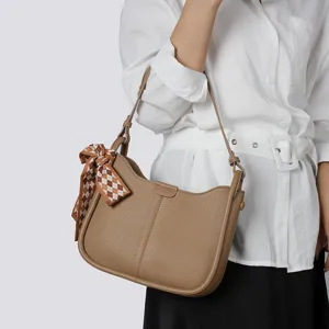 Detailansicht der braunen Damen Leder Umhängetasche Hobo Tasche mit kariertem Schal.