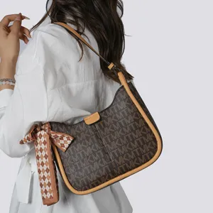 Braune Monogramm Schultertasche für Damen, stilvolle elegante Achseltasche mit Schal Detail.