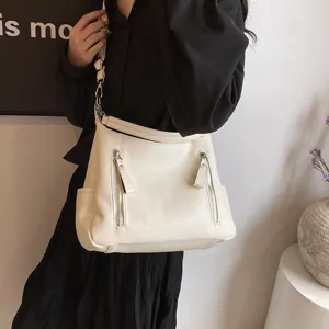 Detailansicht der großen Damen Umhängetasche, stilvolle weiße Leder Crossover Tasche.