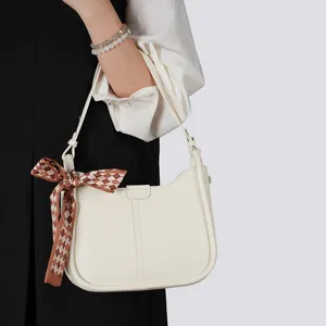 Weisse Leder Schultertasche fuer Damen mit schickem braunem Karo-Schal, elegant und chic.