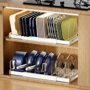 Uitschuifbare keukenorganizer voor bakplaten, deksels en kookgerei opbergoplossing.