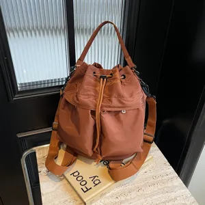 Japanischer Nylon Kordelzug Rucksack in Braun, lässiger Alltagsbegleiter mit großem Stauraum.