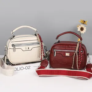 Detailansicht der Retro-Handtasche aus weichem Leder, stilvolles Design, grosses Fassungsvermögen.
