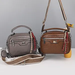 Retro Öl-Wachs-Leder Boston Handtasche Detail zeigt Textur, Reißverschlusstaschen und Gurt.