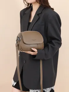 Detailaufnahme der braunen Damen Leder Umhängetasche mit Reißverschluss und elegantem Design