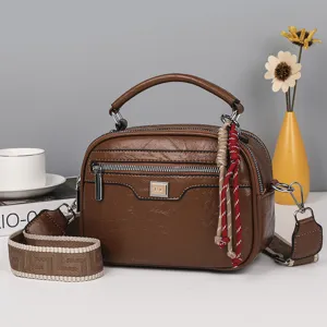 Retro Ölwachs Leder Damenhandtasche Detailansicht, mit Doppelreißverschluss und breitem Gurt.